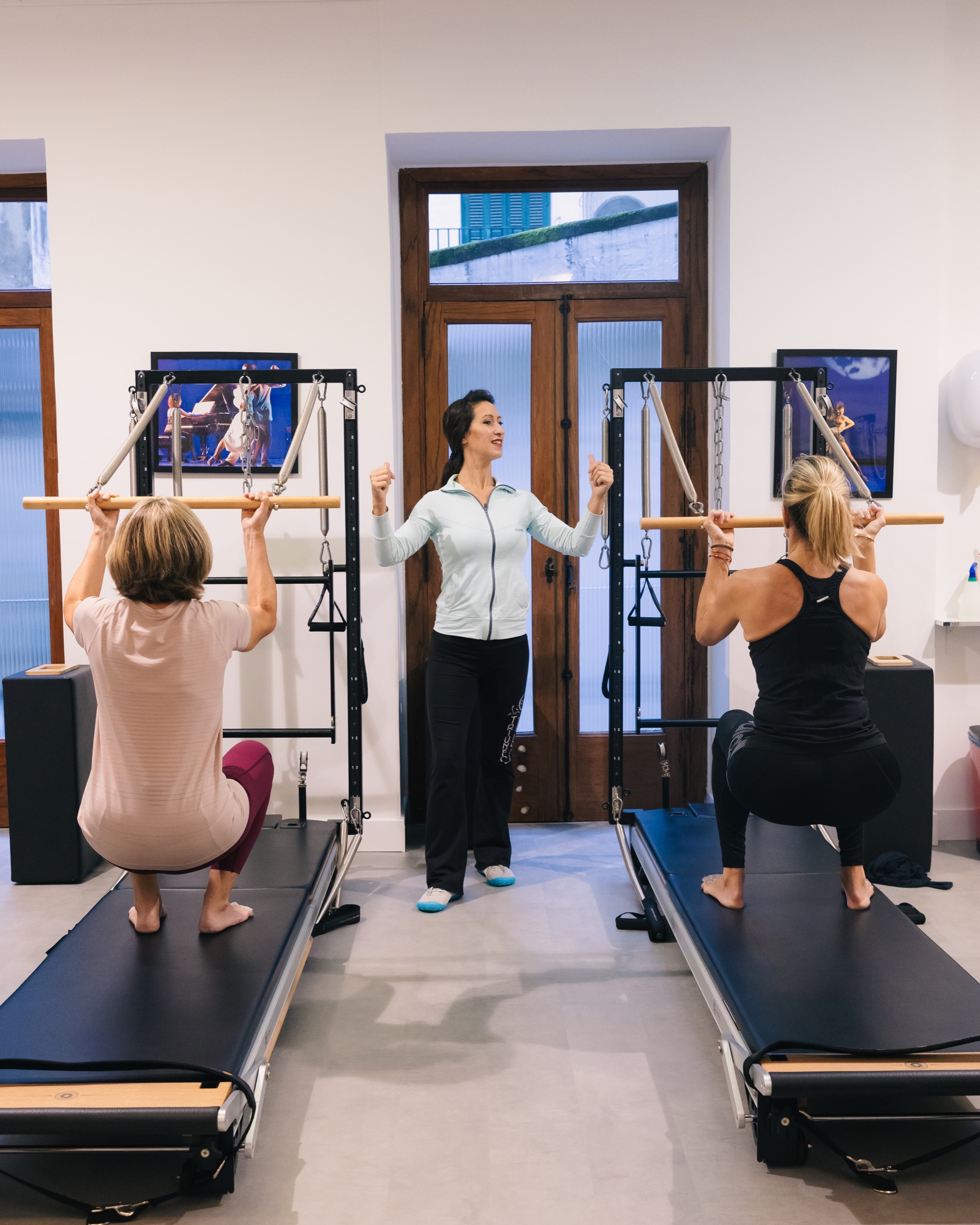 Elena Alzuri dando clase de Pilates con dos alumnas