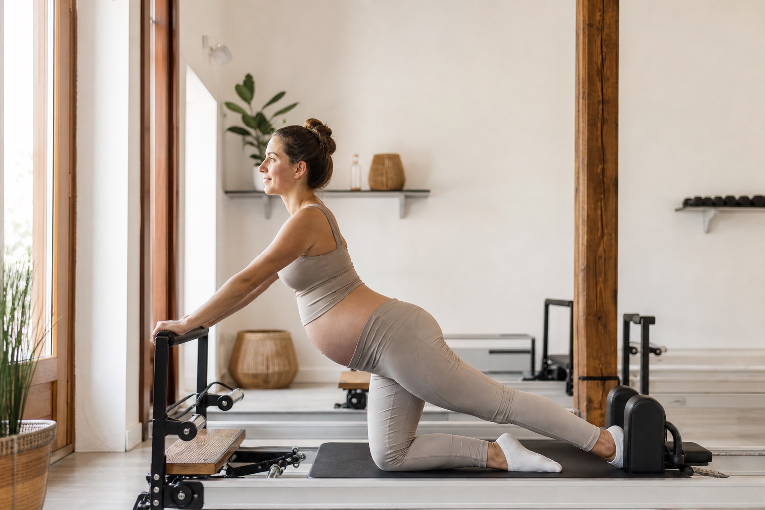 Mujer embarazada realizando Pilates con apoyo